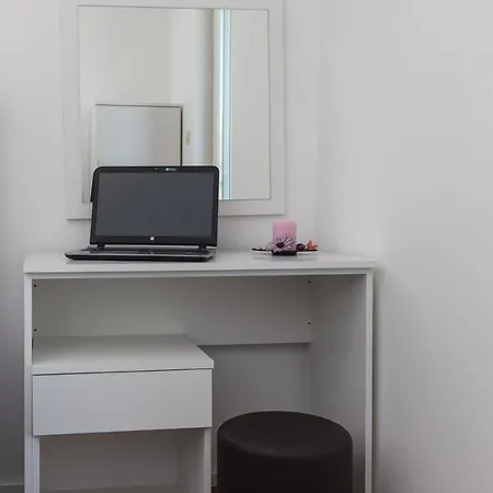 Apartment Nav *